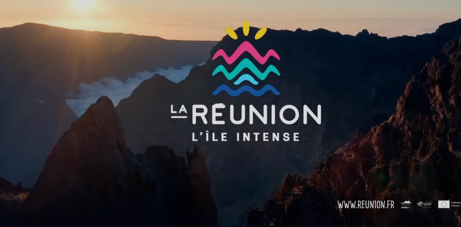 Signature de marque La Réunion, l'île intense sur une vue du Piton des Neiges au lever du soleil