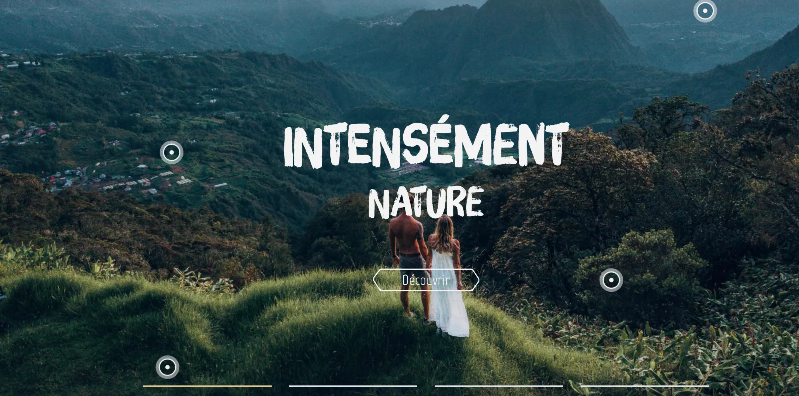 Campagne Intensément nature : couple face à un cirque de La Réunion au coucher du soleil