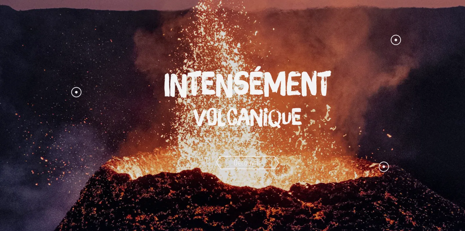 Campagne Intensément volcanique : fontaine de lave en éruption au Piton de la Fournaise