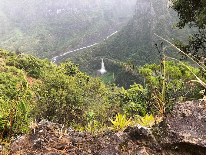 La cascade du Voile de la Mariée vue du sentier de Grand-Bassin