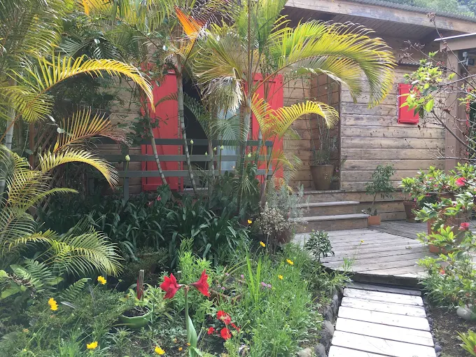Allée du jardin tropical vers la chambre