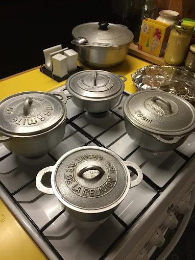 Marmites en fonte pour la cuisine créole locale de la table d'hôtes
