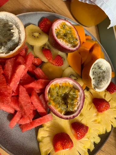 Petit-déjeuner de fruits pays et confitures maison à la table d'hôtes