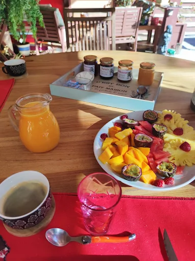Jus frais et confitures maison au petit-déjeuner