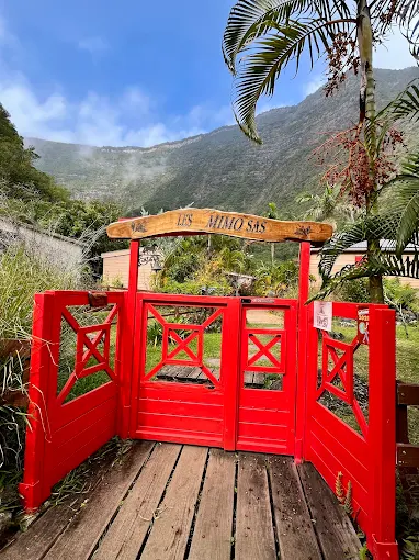 Le portail rouge des Mimosas, chambre d'hôtes à Grand-Bassin