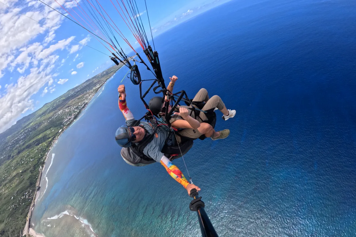 Parapente biplace au-dessus du lagon turquoise de Saint-Leu, La Réunion