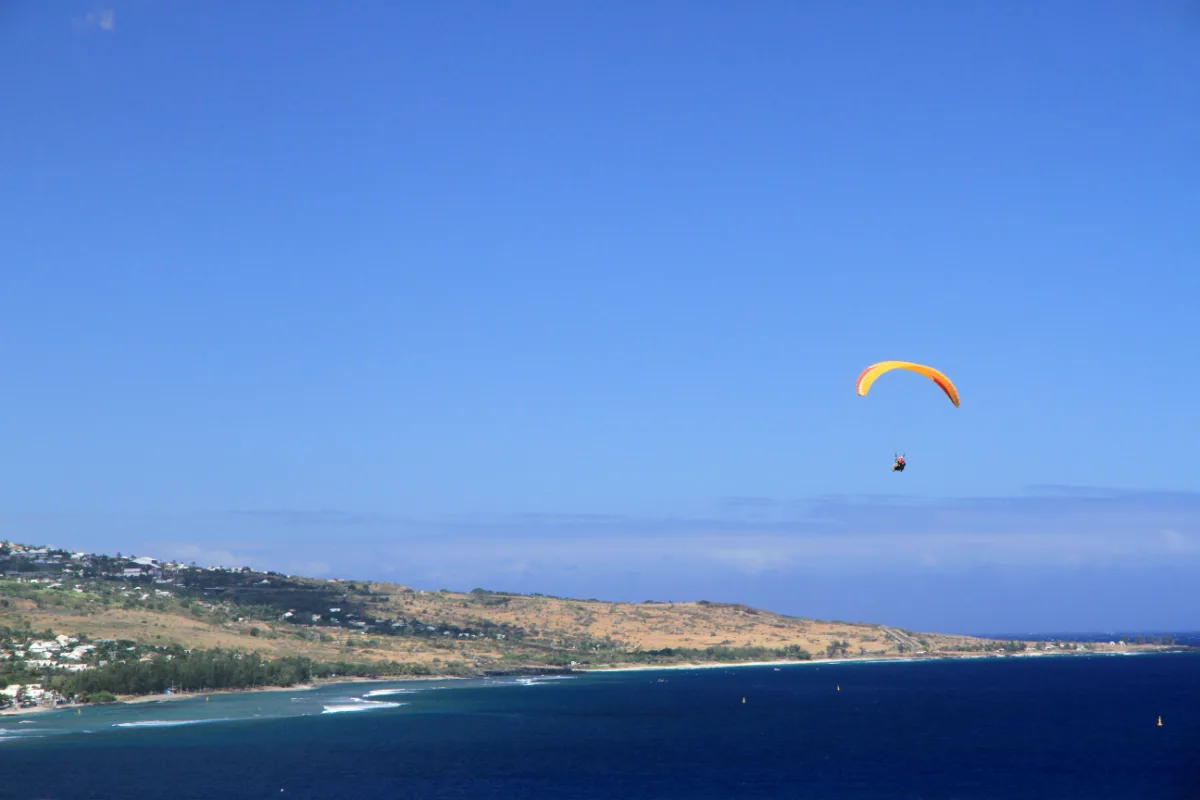 Parapente au large de la côte ouest de La Réunion, vue sur le lagon et le littoral