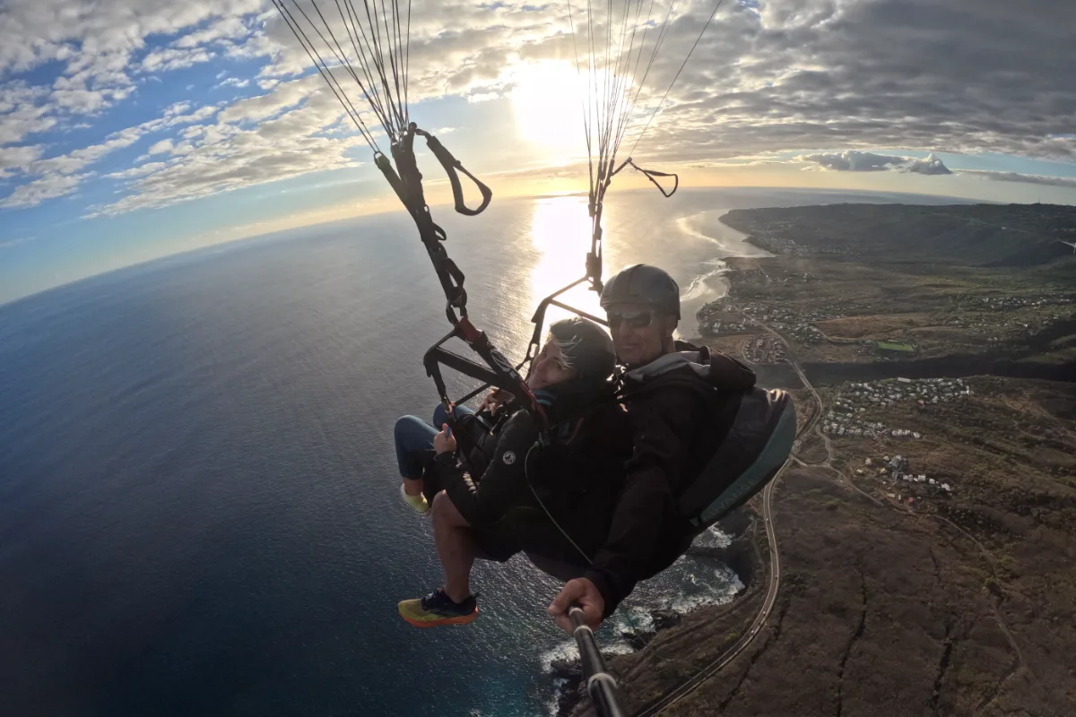 Vol biplace en parapente au coucher du soleil au-dessus de la côte de Saint-Leu, La Réunion