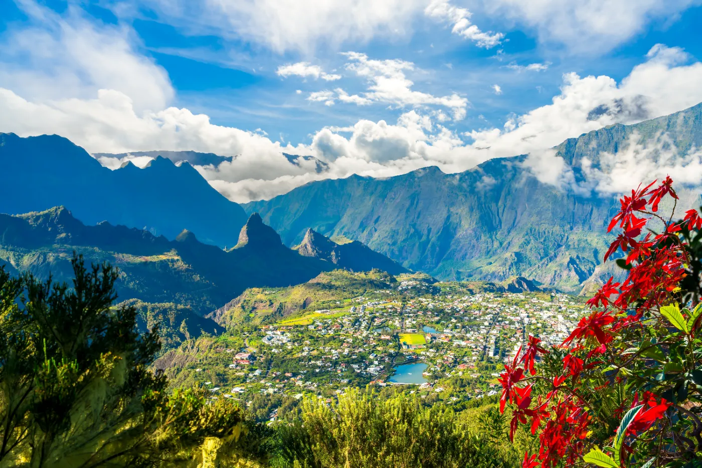 Vue panoramique sur le cirque de Cilaos et son bourg, entre pitons et remparts, sous un ciel de beaux nuages