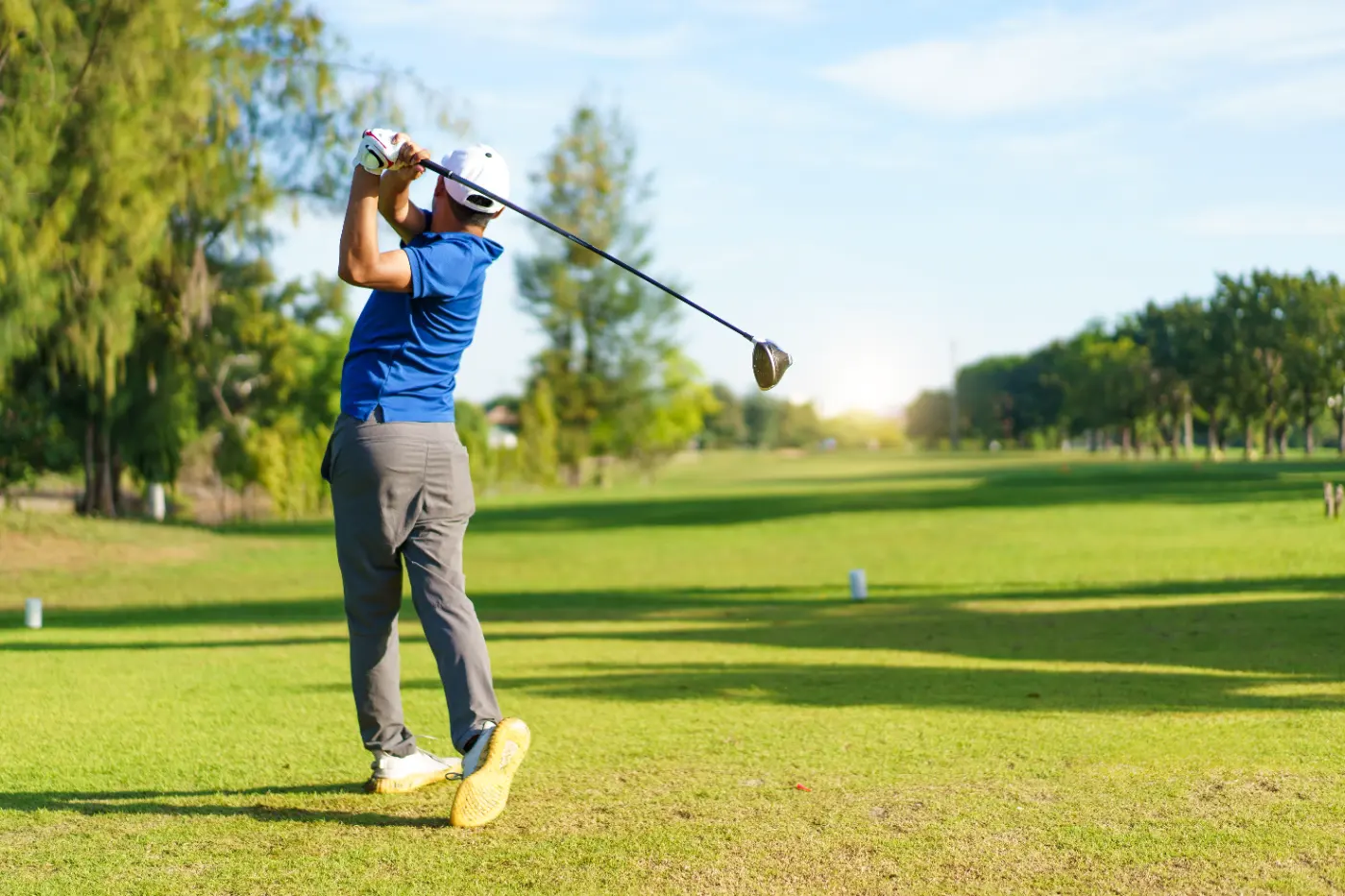 Golfeur au départ d'un trou sur un parcours de golf