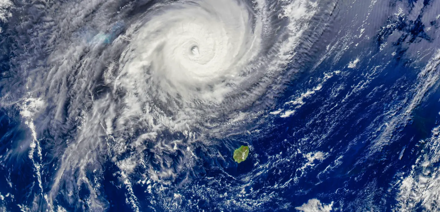 Image satellite d'un cyclone tropical à l'œil bien formé au nord-ouest de l'île de La Réunion, dans l'océan Indien