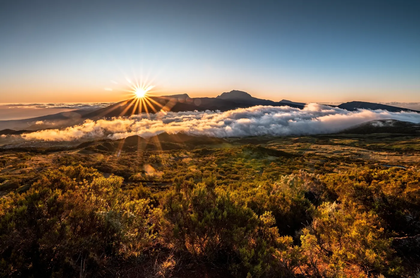 Lever de soleil sur la mer de nuages et le Piton des Neiges, vu depuis les hauts de La Réunion