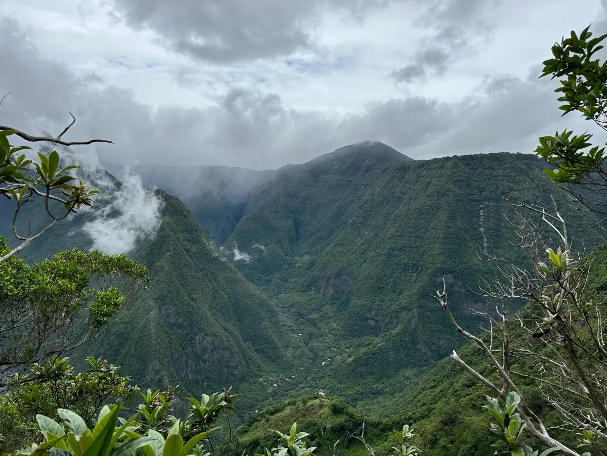 Nuages accrochés aux remparts du cirque de Mafate en milieu de journée, La Réunion