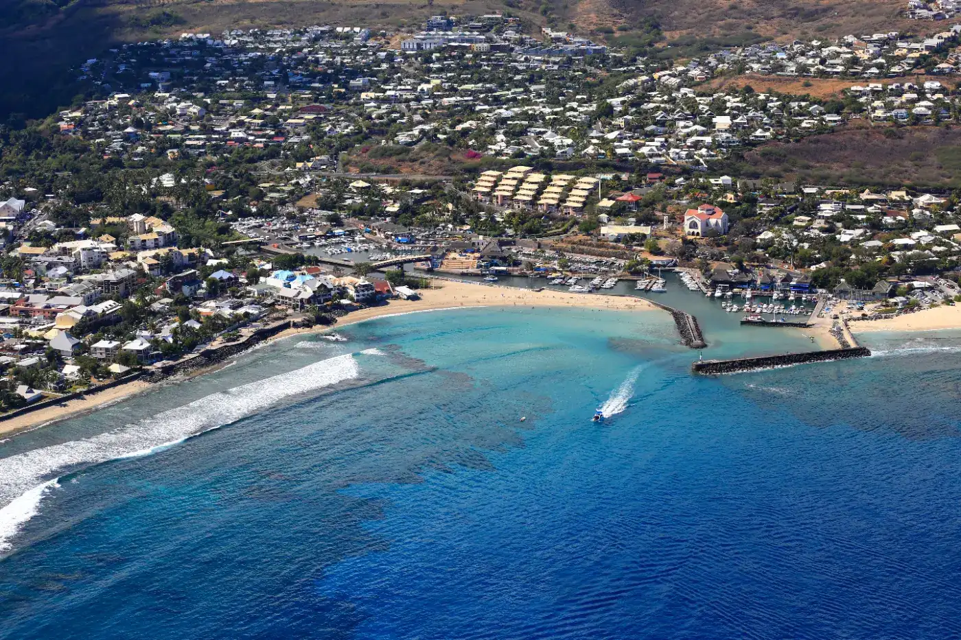 Vue aérienne du port de Saint-Gilles-les-Bains, de sa plage et de la barrière de corail du lagon de l'Ouest, La Réunion