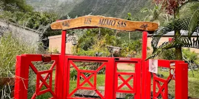 Portail rouge de la chambre d'hôtes Les Mimosas face au cirque de Grand-Bassin