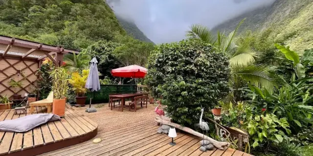 Terrasse en bois de la chambre d'hôtes Les Mimosas avec vue sur le cirque de Grand-Bassin, au Tampon