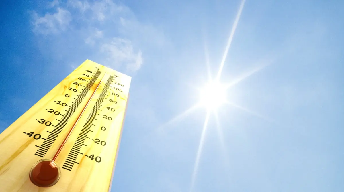 Thermomètre sous un soleil éclatant, illustration des températures de l'été austral à La Réunion