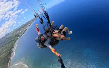 Parapente biplace au-dessus du lagon de Saint-Leu