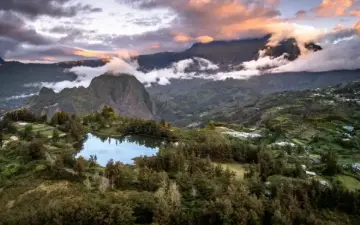 Vue aérienne du cirque de Salazie au coucher du soleil